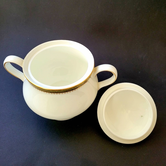 Vintage Wedgewood Chester Covered Sugar bowl, Fine Bone China, Made in England - Picture 7 of 9